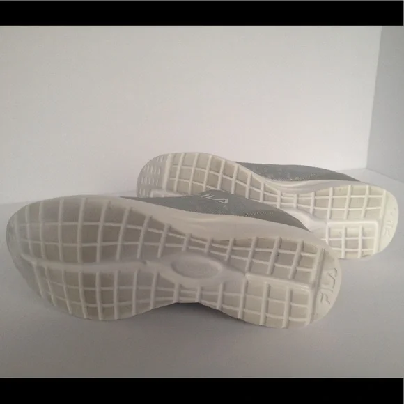 NWOT- FILA WOMENS CROSS TRAINING SHOES - Picture 4 of 4